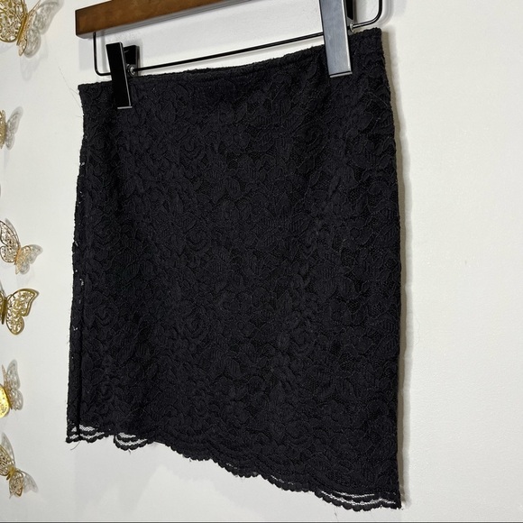 ๐ฆ๐ DIVIDED x H&M | Stretchy Lace Black Mini Skirt - Picture 3 of 5
